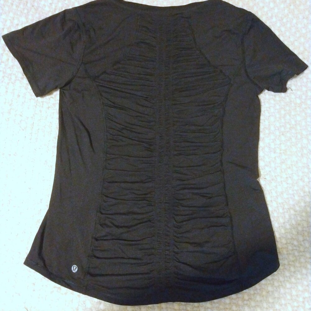 Lululemon Runner Up Ruched Back T-Shirt Tee M Athleisure Minimalist Activewear